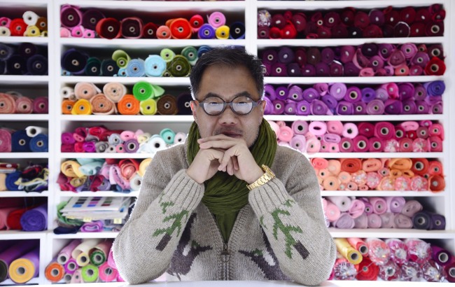 김영석(패션디자이너/전통한복김영석대표)
Hanbok designer Kim Young Seok has developed an emotional attachment to discarded old objects in his childhood home. In elementary school, he started taking out dust-covered household objects from storage and has picked up things on his trips to the provinces since he was in elementary school.