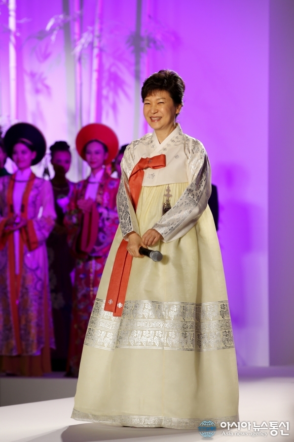 박근혜(대통령/대한민국대통령)
Kim’s hanbok received wide attention when President Park appeared in a red durumagi, a top coat worn over hanbok, on her inauguration day. Since then, he has been designing the president’s hanbok for her overseas visits to the U.S., Southeast Asia and the U.K.