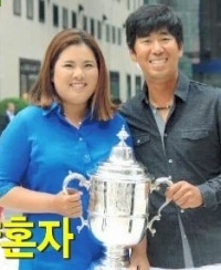 박인비(골퍼/KB금융그룹)
박인비가 한국인 최초로 LPGA 올해의 선수상을 수상한 가운데 박인비의 약혼자 남기협 씨가 누리꾼들의 관심을 받고 있다.
박인비는 지난 22일(현지시간) 미국 플로리다주 네이플스의 리츠칼튼호텔에서 열린 2013년도 LPGA 시상식에서 ‘올해의 선수’ 트로피를 거머쥐었다.