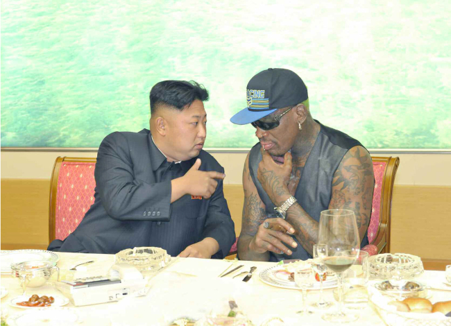 김정은(좌부터/정치인/북한국방위원회제1위원장),데니스로드맨(DennisRodman/영화배우/전농구선수)
미국프로농구(NBA) 스타 출신인 데니스 로드먼(52)이 다음 달 북한에서 농구 경기를 열겠다는 계획을 밝혔다.