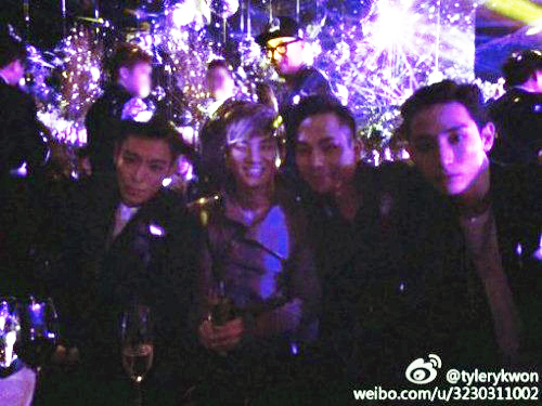 탑(좌부터/최승현/가수/영화배우/빅뱅/GD&TOP),대성(강대성/가수/뮤지컬배우/빅뱅),이수혁(이혁수/모델/탤런트)
재미교포 사업가 타일러 권은 23일 웨이보에 “After MAMA”라는 글과 함께 사진을 올렸다.