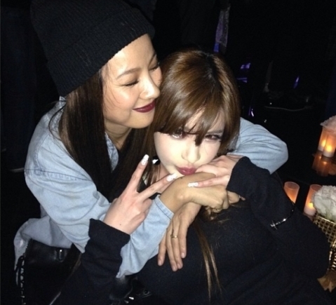 이효리(좌부터/가수/핑클),박봄(가수/2NE1)
박봄은 23일 인스타그램을 통해 MAMA 뒤풀이 사진을 공개했다. 박봄은 “영원한 나의 스타 효리언니와 함께”라는 글과 함께 사진을 소개했다.
