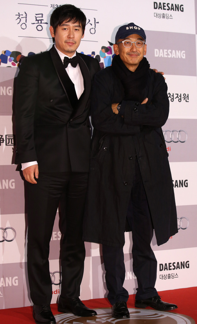 Actor Sol Kyung-gu (left) poses next to “Wish” director Lee Joon-ik at the Blue Dragon Film Awards ceremony on Friday.   Yonhap News