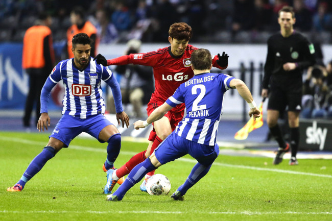 Leverkusen’s Son Heung-min controls the ball against Hertha Berlin on Saturday.   AP-Yonhap News