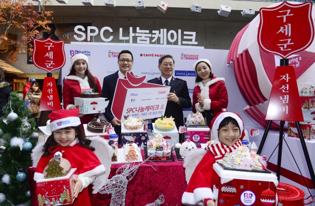 SPC Group holds a cake-sharing event in Insa-dong, Seoul. The group plans to donate a part of December earnings from its subsidiary companies to the Salvation Army.   Park Hae-mook/The Korea Herald