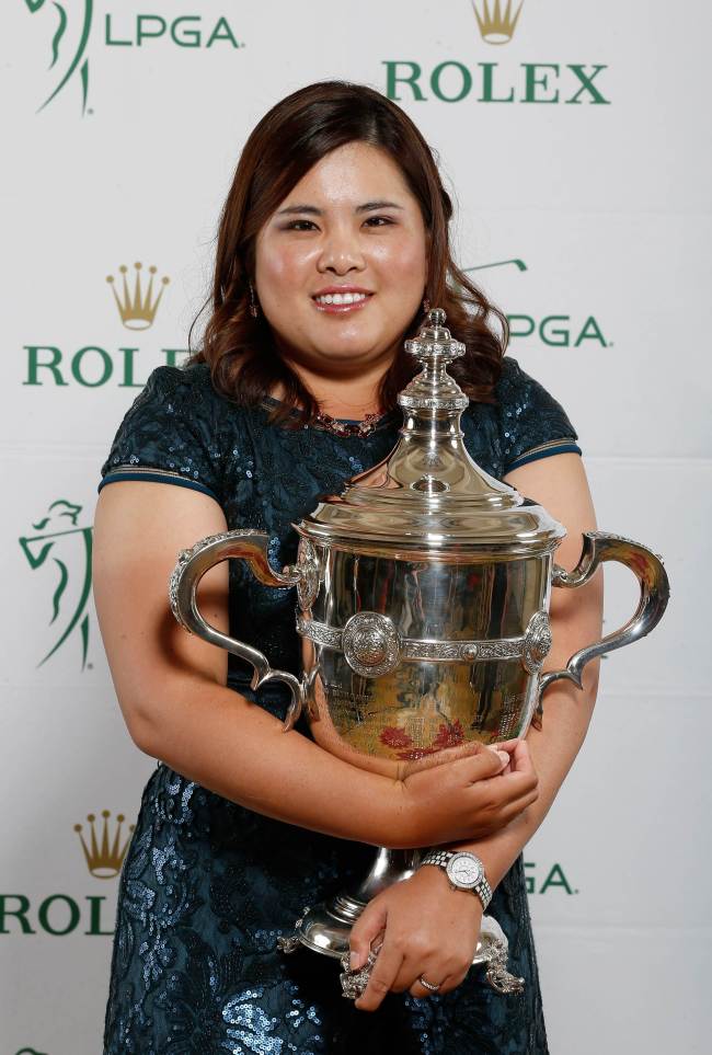 TOP PLAYER: Korea’s Park In-bee poses with the Player of the Year trophy at the LPGA Rolex Awards reception in Naples, Florida, Friday.   AFP-Yonhap News