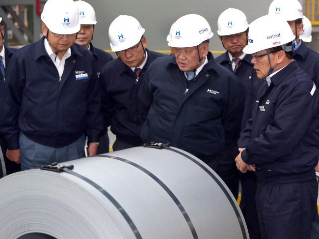 Hyundai Motor Group chairman Chung Mong-koo (center) looks around a Hyundai Steel plant in Dangjin, South Chungcheong Province, on Saturday.   Hyundai Steel