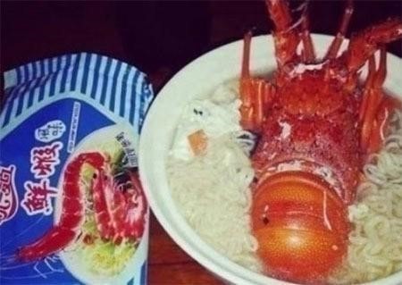 최근 온라인 커뮤니티 게시판에는 ‘랍스터 한마리 라면’이라는 제목으로 사진이 한 장이 올라왔다.
사진에는 뽀얀 국물의 라면 위에 랍스터 한 마리가 통째로 장식된 모습이다. 라면 봉지에 랍스터가 아닌 새우가 그려져 있는 것으로 봐선 일반 새우라면에 누군가 랍스터를 따로 사서 얹은 것으로 보인다.