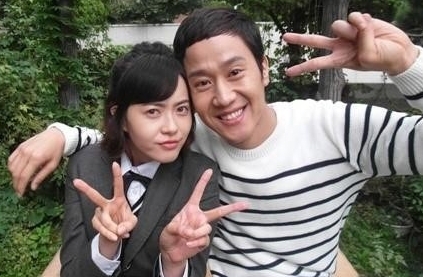 고아라(좌부터/탤런트/영화배우),정우(김정국/영화배우/탤런트)
23일 tvN ′응답하라 1994′ 공식 트위터에는 “액자 속 교복 나정이&쓰레기 사진 원본! 이 둘과 함께 응모닝 인사 전하며 오늘 저녁 8시 40분 tvN에서 만나요”라는 글과 함께 고아라의 교복사진이 게재됐다.