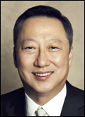 박용만(기업인/두산그룹회장)
얼마전 대한상공회의소에서는 이색적이고도 조촐한 생일파티가 열렸다. 박용만<사진> 대한상의 회장이 11월 생일을 맞은 직원 십수명을 모아 점심식사를 함께한 것. 회장이 직접 직원 생일을 챙기고 식사를 한 것은 처음이어서 눈길을 끌었다.