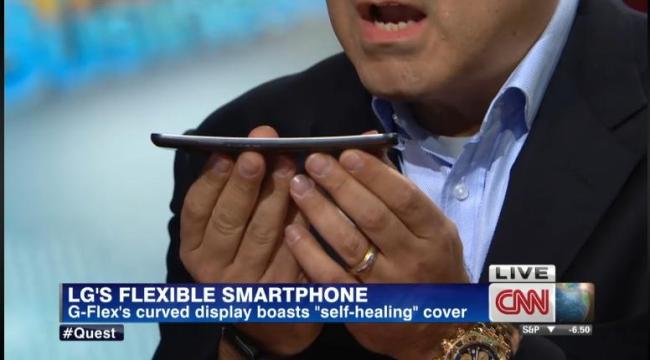 CNN에서 LG G 플렉스를 소개하는 모습.
[사진제공=CNN 퀘스트 민즈 비스니스 캡처]