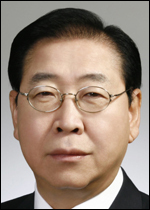 정준양(기업인/포스코회장/한국공학한림원회장)
정준양<사진>포스코 회장이 지난 15일 사의를 표명한 후 처음으로 이사회를 만난다. 이 자리에서 정 회장의 사의표명을 하게 된 배경과 자신의 생각 등에 대해 이사회 구성원에게 직접 설명할 것으로 전해졌다.