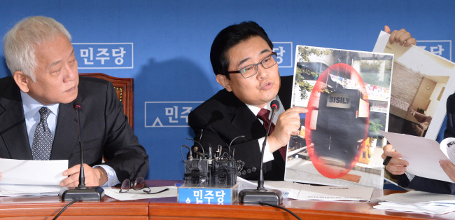 전병헌 원내대표가  25일 오전  최고위원회의에서 문영표 보건복지부 장관이 접대부를 사용한 유흥업소 사진을 들어보이고 있다. 박현구 기자phko@heraldcorp.com
