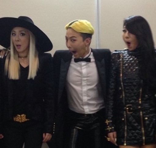 박산다라(좌부터/가수/2NE1),지드래곤(권지용/가수/음악PD/빅뱅/GD&TOP),씨엘(이채린/가수/2NE1)
그룹 투애니원의 산다라박과 빅뱅의 지드래곤이 특별한 인증샷을 올려 화제다.