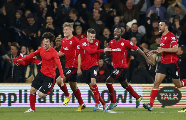 김보경(축구선수/카디프시티FC미드필더)
Cardiff City’s Kim Bo-kyung leads his teammates in celebration after his goal on Sunday.   AP-Yonhap News