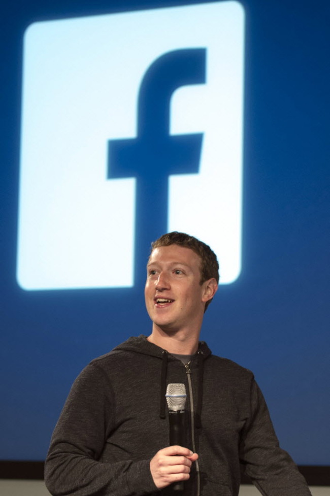 마크주커버그(MarkZuckerberg/기업인/페이스북CEO)
The U.S. government “really blew it” on conducting surveillance programs that riled foreign leaders and domestic skeptics, Facebook Inc. Chief Executive Officer Mark Zuckerberg said in a television interview.