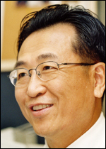 고재영(의사/서울아산병원신경과교수)
영국의 천재 물리학자 스티븐 호킹이 50년째 투병해오는 희귀 질환인 ‘루게릭병’의 진행을 억제하는 새로운 치료법의 실마리를 국내 연구진이 찾아냈다.