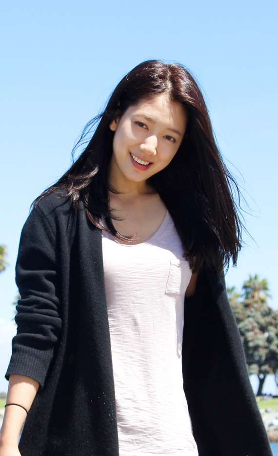 박신혜(탤런트/영화배우)
SBS 수목극 ‘상속자들’의 여주인공 박신혜〈사진〉가 참 예쁘다. 여고생복을 입은 박신혜가 귀엽고 청순한 매력을 잘 드러내고 있다. 대학을 휴학하지 않고 계속 다녔으면 벌써 졸업했을 나이지만 여고생복이 꽤 잘 어울린다.