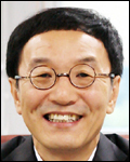 이건호(금융인/국민은행은행장)
이건호<사진> KB국민은행장이 최근 문제가 된 카자흐스탄 센터크레디트은행(BCC) 부실 의혹과 관련, 카자흐스탄 철수 여부를 연내 결정하겠다고 밝혔다.
