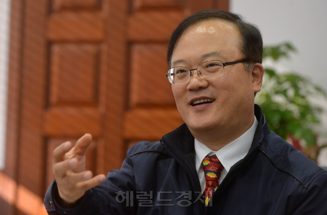 박철규(준정부기관인/전공무원/중소기업진흥공단이사장)
실패자 재기 지원을 위한 재창업자금이 올해 400억원에서 내년 500억원으로 늘어난다. 중소기업진흥공단은 창업-재창업-성장에 이르는 창조경제 선순환기반 조성을 위해 실패기업인의 원활한 창업생태계 환류를 적극 돕기로 했다.
