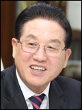 문충실(기초단체장/서울특별시동작구구청장)
문충실<사진> 서울 동작구청장은 민선 5기 임기 동안 도시 경쟁력을 높이는 데 힘을 쏟아왔다. 특히 먹거리, 볼거리, 즐길거리가 풍부한 이른바 ‘드림 트라이앵글’을 실현시키는 데 박차를 가하고 있다.