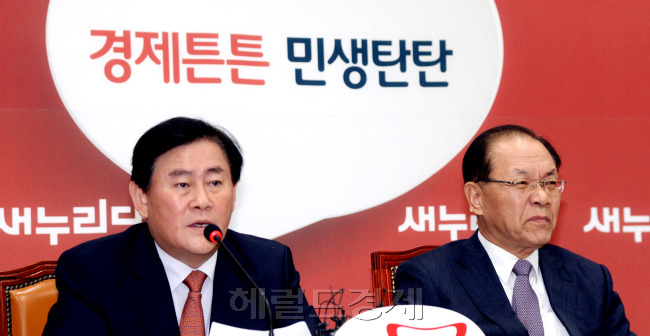 최경환(좌부터/국회의원/전정무직공무원/새누리당원내대표/한국여자농구연맹총재),황우여(국회의원/새누리당대표최고위원)
새누리당은 25일 최고위원회의를 갖고 천주교 정의구현사제단 소속 박창신 원로신부 발언에 대해 “(연평도·천안함) 피해가족은 물론 전 국민에게 충격과 분노를 안겨줬다”고 이구동성으로 비판했다. 새누리당은 또 민주당은 대통령 하야 운동을 하는 단체와 신야권연대를 결성한 만큼 명확한 입장을 밝혀야 한다고 촉구했다.
