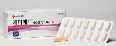 LG생명과학(대표 정일재)은 자체기술로 개발한 당뇨치료 복합신약 ‘제미메트 서방정’의 약가협상을 완료하고 국내에 출시했다고 25일 밝혔다.
보험약가는 정당 471원으로, 국내 공동판매 제휴사인 사노피와 함께 지난 1일 판매를 개시했다.