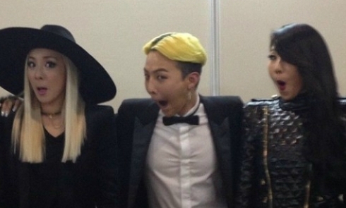 박산다라(좌부터/가수/2NE1),지드래곤(권지용/가수/음악PD/빅뱅/GD&TOP),씨엘(이채린/가수/2NE1)
그룹 투애니원의 산다라박과 빅뱅의 지드래곤이 특별한 인증샷을 올려 화제다.