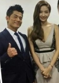 곽부성(좌부터/궈푸청/AaronKwok/영화배우/가수),한채영(김지영/영화배우/탤런트)
배우 한채영은 지난 22일 자신의 웨이보에 “드라마 촬영 중 참가한 ‘MAMA’. 멋진 궈푸청(곽부성)과 함께 시상했어요, 그리고 패리스 힐튼! 즐기자, 마마!”라는 글과 함께 곽부성과 찍은 사진을 공개했다.