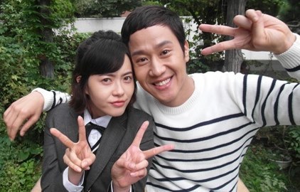 고아라(좌부터/탤런트/영화배우),정우(김정국/영화배우/탤런트)
23일 tvN ′응답하라 1994′ 공식 트위터에는 “액자 속 교복 나정이&쓰레기 사진 원본! 이 둘과 함께 응모닝 인사 전하며 오늘 저녁 8시 40분 tvN에서 만나요”라는 글과 함께 고아라의 교복사진이 게재됐다.