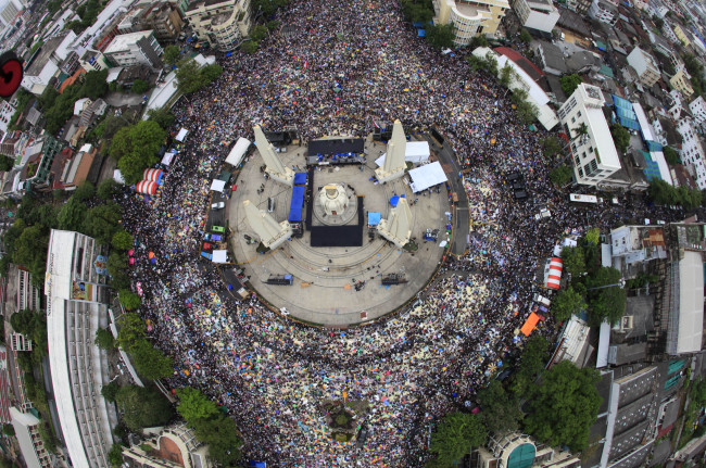 In this photo released by Siam 360, antigovernment protesters stage a rally, calling for Thai Prime Minister Yingluck Shinawatra to step down, at Democracy Monument in Bangkok on Sunday.   AP-Yonhap News