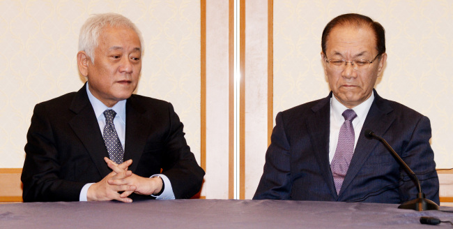 Hwang Woo-yea (right), chairman of the ruling Saenuri Party, and Kim Han-gil, head of the main opposition Democratic Party, hold talks to break the parliamentary impasse in Seoul on Monday.   Park Hyun-koo/The Korea Herald