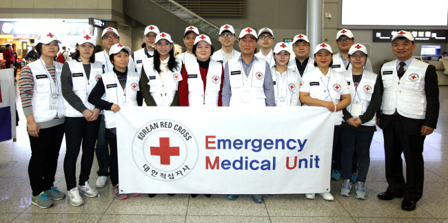 An emergency medical unit of the Korean Red Cross poses before departing for the Philippines at Incheon International Airport on Monday. Its 17 members, divided into two groups, will provide medical relief to victims of Typhoon Haiyan in Iloilo province for 15 days.   The Korean Red Cross
