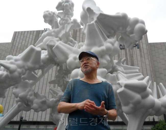 김창일(기업인/화가/아라리오회장)
서울 종로구 원서동의 ‘공간’ 사옥이 아라리오로 넘어갔다. 국내를 대표하는 미술품 컬렉터이자, 충남 천안의 아라리오그룹을 이끄는 김창일 회장은 25일 오후 서울 원서동의 공간종합건축사무소 법정관리인으로부터 사옥 매입과 관련해 계약을 체결했다.
