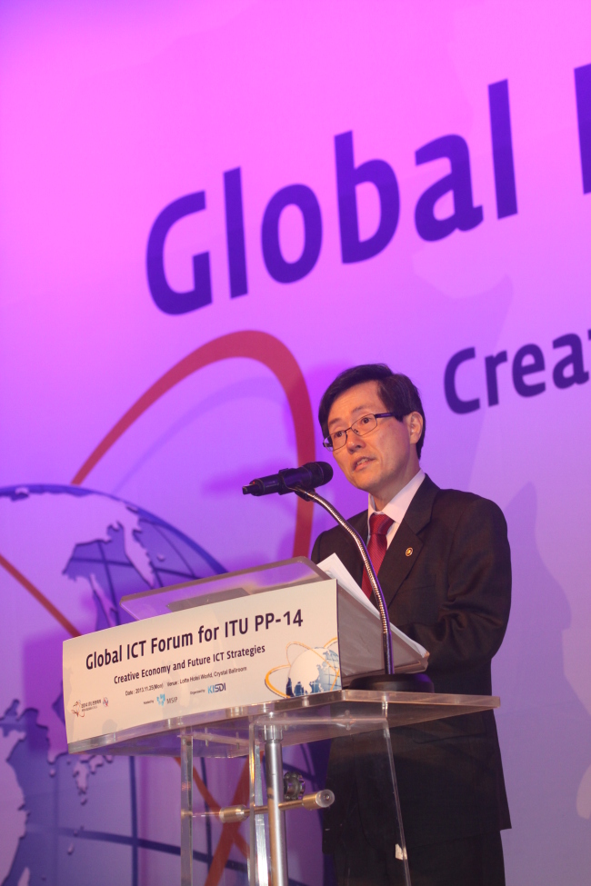 윤종록(정무직공무원/전기업인/미래창조과학부제2차관)
Also attending the meeting was Yoon Jong-lok, vice minister of science, ICT and future planning.