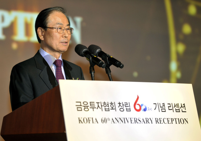 박종수(금융인/금융투자협회회장/국제증권업협회협의회회장)
한국금융투자협회는 창립 60주년을 맞아 서울 63컨벤션센터에서 기념 리셉션을 25일 열었다. 이날 행사에는 금융투자업계 원로를 비롯해 정관계 각계 인사 500여 명이 참석했다.