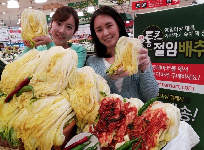 채소 작황이 풍년이어서 김장 수요가 유독 높았던 올 김장철에 주인공이 바뀌는 이변이 발생했다. 매년 김장 물가를 가늠하는 잣대 역할을 하며 주인공을 자임해왔던 배추가 지난해보다 절반 수준으로 매출이 줄어든 것이다. 배추의 빈자리는 지난해보다 6배나 매출이 오른 절임배추가 채웠다.