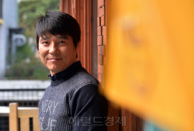 가수겸 배우 임창정 인터뷰<br />이상섭 기자. babtong@heraldcorp.com 2013.11.22
가수겸 배우 임창정 인터뷰
이상섭 기자. babtong@heraldcorp.com 2013.11.22
가수겸 배우 임창정 인터뷰
이상섭 기자. babtong@heraldcorp.com 2013.11.22
최근 발표한 노래 ‘문을 여시오’가 인기를 누리는 가운데 영화 ‘창수’ 흥행에 도전하는 임창정은 “나는 대중이 원하는 것을 하는 광대”라고 말했다.
이상섭 기자/babtong@heraldcorp.com