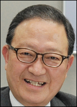윤영두(기업인/아시아나항공사장)
아시아나항공이 한국국제협력단(KOICA)과 공동으로 실시한 ‘2013년 아름다운 교실 프로젝트’를 성공적으로 마무리했다고 26일 밝혔다. 윤영두<사진> 아시아나항공 사장은 26일 중국 구이린시 치싱구에 위치한 위차이소학교를 방문해 자매결연식을 맺었다. 이날 행사에는 황쥔화 구이린시 시장을 비롯해 중국 시정부 관계자들이 참석했다.
