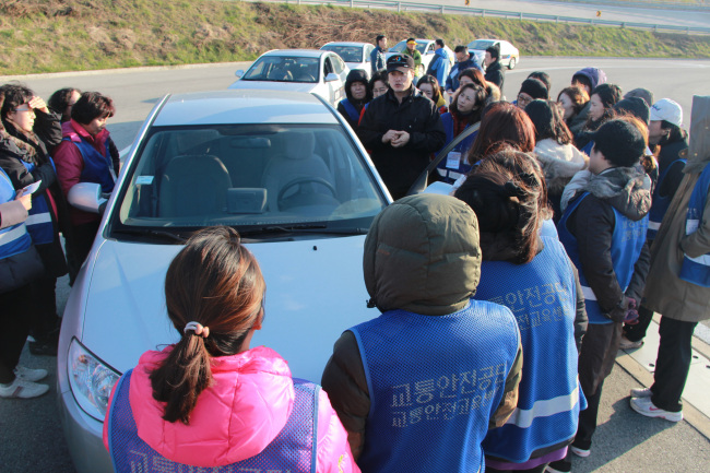 현대차가 최근 경북 상주 교통안전공단 교통안전교육센터에서 서울시, 교통안전공단, 자동차시민연합, 포털 사이트 다음 등과 함께 40여명의 여성운전자가 참여하는 ‘안전ㆍ친환경 경제운전 교육 캠페인’을 개최했다.  ［사진제공=현대차］
