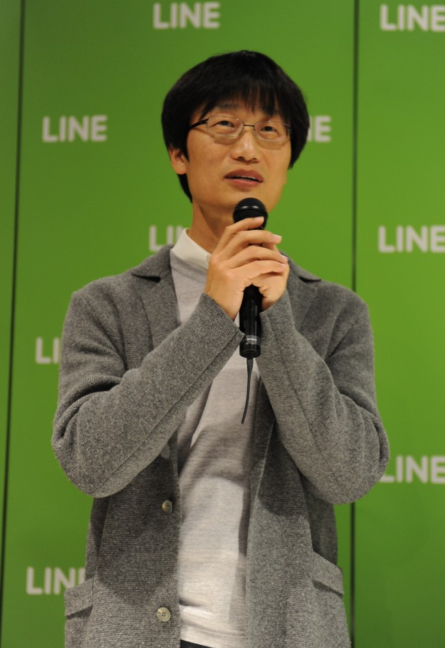이해진(기업인/네이버의장)
이해진 네이버 의장이 돌아왔다. 이 의장은 지난 25일 일본 도쿄 시부야구 라인 본사에서 열린 ‘라인 가입자 3억명 돌파’ 기념행사에서 12년 만에 공식석상에 모습을 보였다. 그야말로 깜짝 등장이었고, 깜짝 발언이었다. 은둔자로 불리며 장막에 가려졌던 네이버 창업자가 정부를 향해 이 같은 돌직구를 날릴지는 누구도 예상하지 못했다.