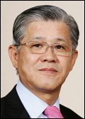 최신원(기업인/SKC대표이사회장/경기사회복지공동모금회회장/수원상공회의소회장)
SKC와 SK텔레시스는 ‘2013 SKCㆍSK 텔레시스 행복나눔 김장 행사’를 경기사회복지공동모금회와 함께 경기 파주 소재 김치업체 도미솔김치에서 26일 진행했다.