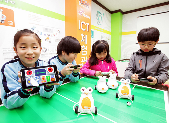 신기시장 고객센터에 마련된 ICT 체험공간을 방문한 아이들이 SK텔레콤의 스마트로봇 ‘알버트’를 체험하고 있다.  [사진제공=SK텔레콤]