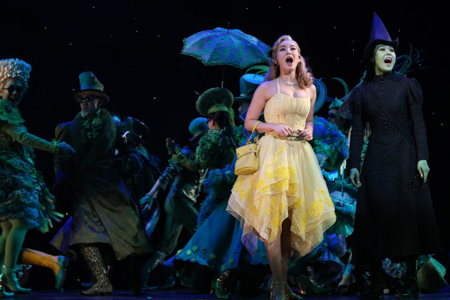 정선아(좌부터/뮤지컬배우),옥주현(가수/뮤지컬배우/핑클)
A scene from the Korean rendition of “Wicked”