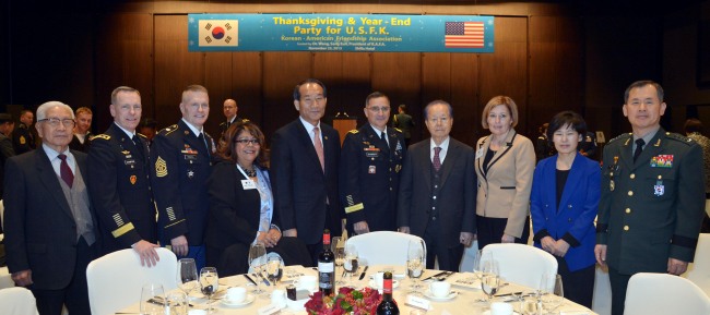 Wang Sang-eun (fourth from right), president of the Korean-American Friendship Association, poses with guests of honor at its Thanksgiving and year-end party for the United States Forces Korea at Hotel Shilla in Seoul on Monday. They included USFK Commander Gen. Curtis Scaparrotti (fifth from right) and Minister of Patriots and Veterans Affairs Park Sung-choon (sixth from right).   Kim Myung-sub/The Korea Herald