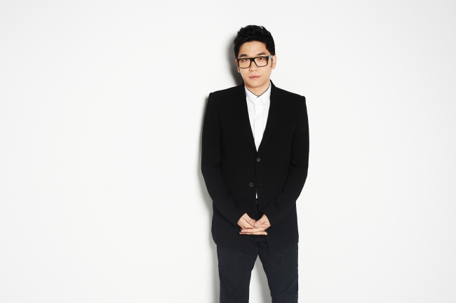 이적(이동준/가수/패닉/긱스/카니발)
싱어송라이터 이적(39)이 발표한 정규 5집 ‘고독의 의미’는 여러모로 의미가 깊다. 우리 나이로 40세에 접어든 이적이 멜로디가 풍성한 신곡을 10개나 직접 만들어 담을 수 있다는 사실만으로 놀랍다.