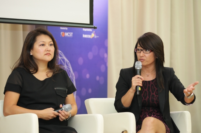 Kymber Lim (left), CEO of 8282 Entertainment and Helen Lee-Kim of Good Universe speak at the 2013 Dicon International Content Conference on Nov. 21 at Coex in Seoul.   KOCCA