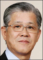 최신원(기업인/SKC대표이사회장/경기사회복지공동모금회회장/수원상공회의소회장)
SKC와 SK텔레시스는 ‘2013 SKCㆍSK 텔레시스 행복나눔 김장 행사’를 경기사회복지공동모금회와 함께 경기 파주 소재 김치업체 도미솔김치에서 26일 진행했다.