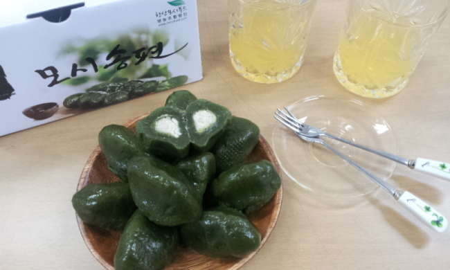 충청남도농업기술원은 서울지역 소비자를 대상으로 모시떡에 대한 구매의향 조사를 실시한 결과 서천 한산모시떡에 대한 선호도가 크게 증가한 것으로 나타났다고 26일 밝혔다.