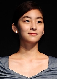 왕지원(탤런트)
26일 한 매체 보도에 따르면 드라마 ‘굿닥터’에 출연해 얼굴을 알린 왕지원은 국제그룹 고 양정모 전 회장의 외손녀다.